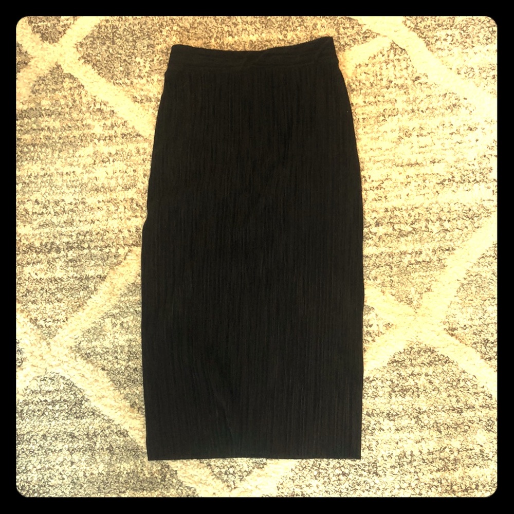 Zara midi length black skirt. Banded waist. Size S